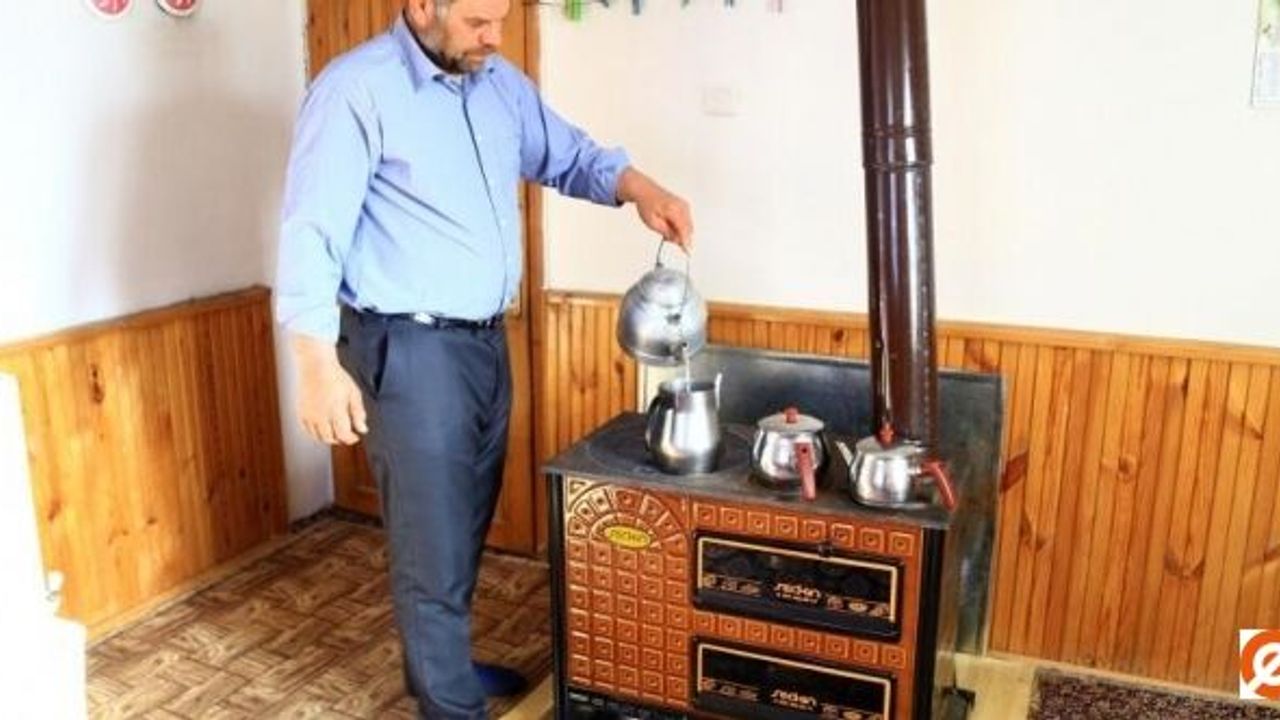 Bir oturuşta 100 bardak çay içiyor!