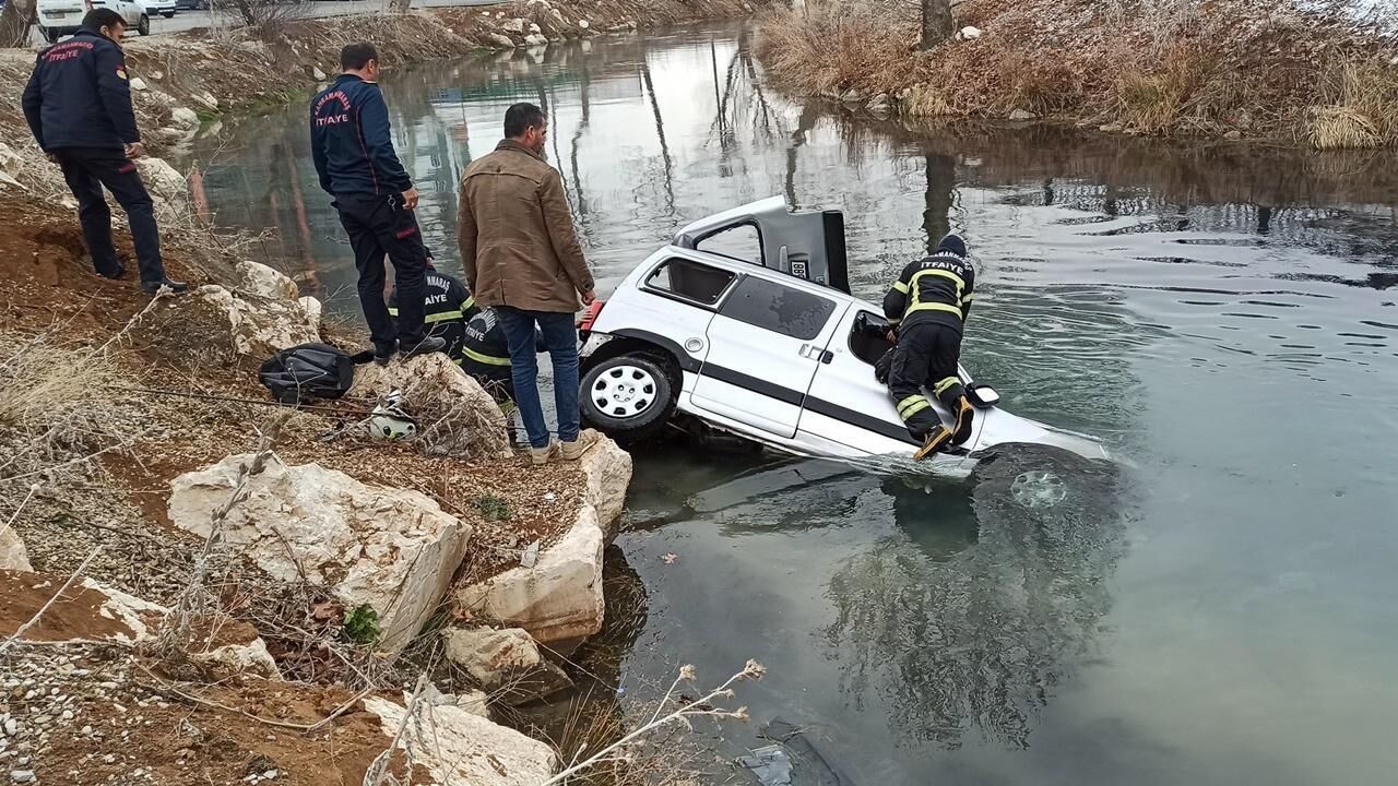 otomobil nehre düştü 1 ölü, 2 ağır yaralı