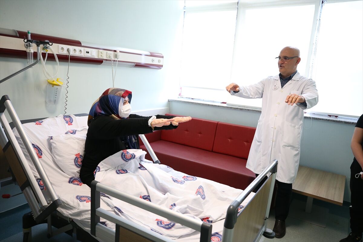 AA-20220418-27600268-27600260-KAHRAMANMARASTA_INME_GECIREN_HASTA_TEDAVISININ_ARDINDAN_SAGLIGINA_KAVUSTU