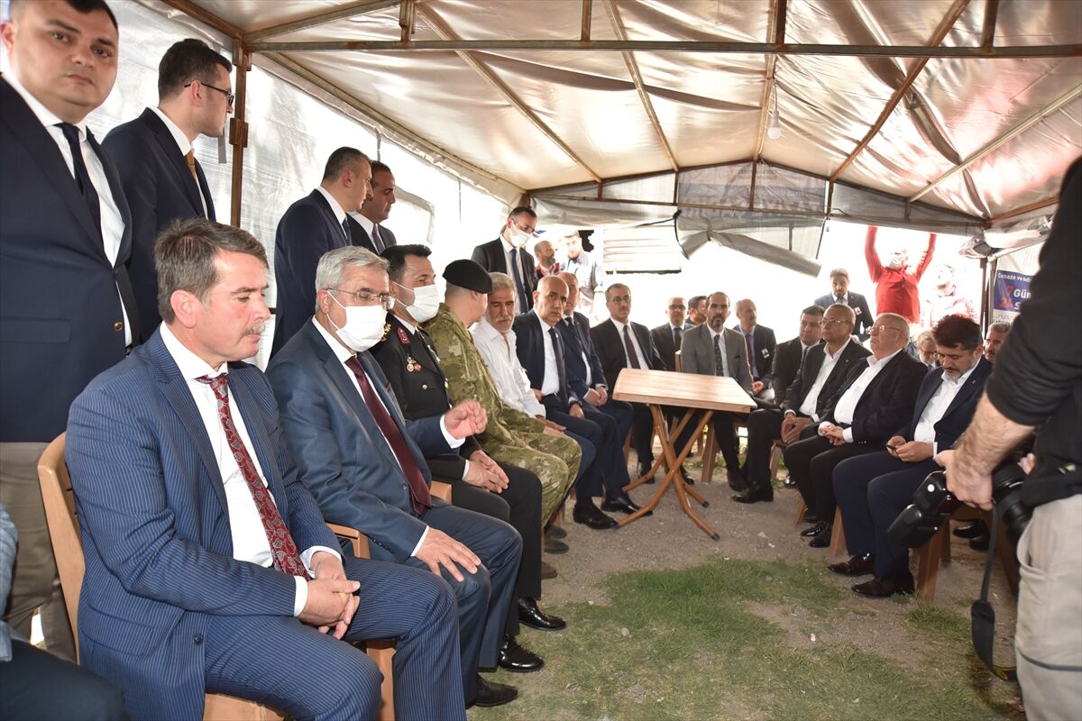 AA-20220423-27654989-27654988-CUMHURBASKANI_ERDOGAN_KAHRAMANMARASLI_SEHIDIN_BABASIYLA_TELEFONDA_GORUSTU