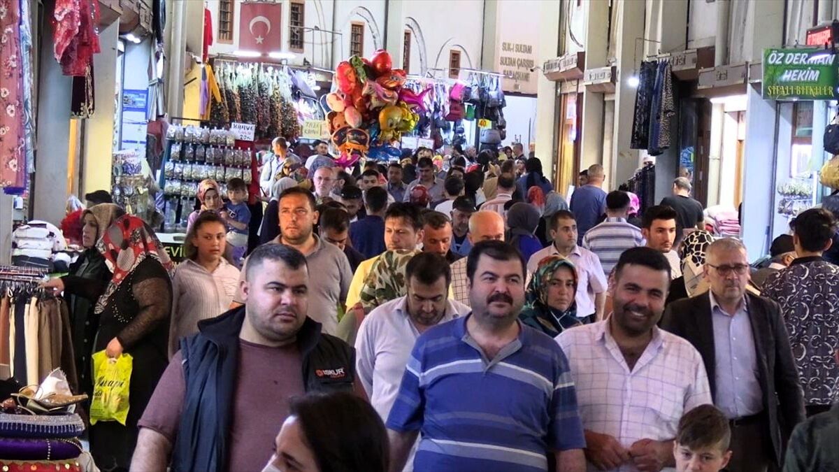AA-20220501-27736882-27736878-TARIHI_MARAS_CARSISINDA_BAYRAM_YOGUNLUGU_YASANIYOR