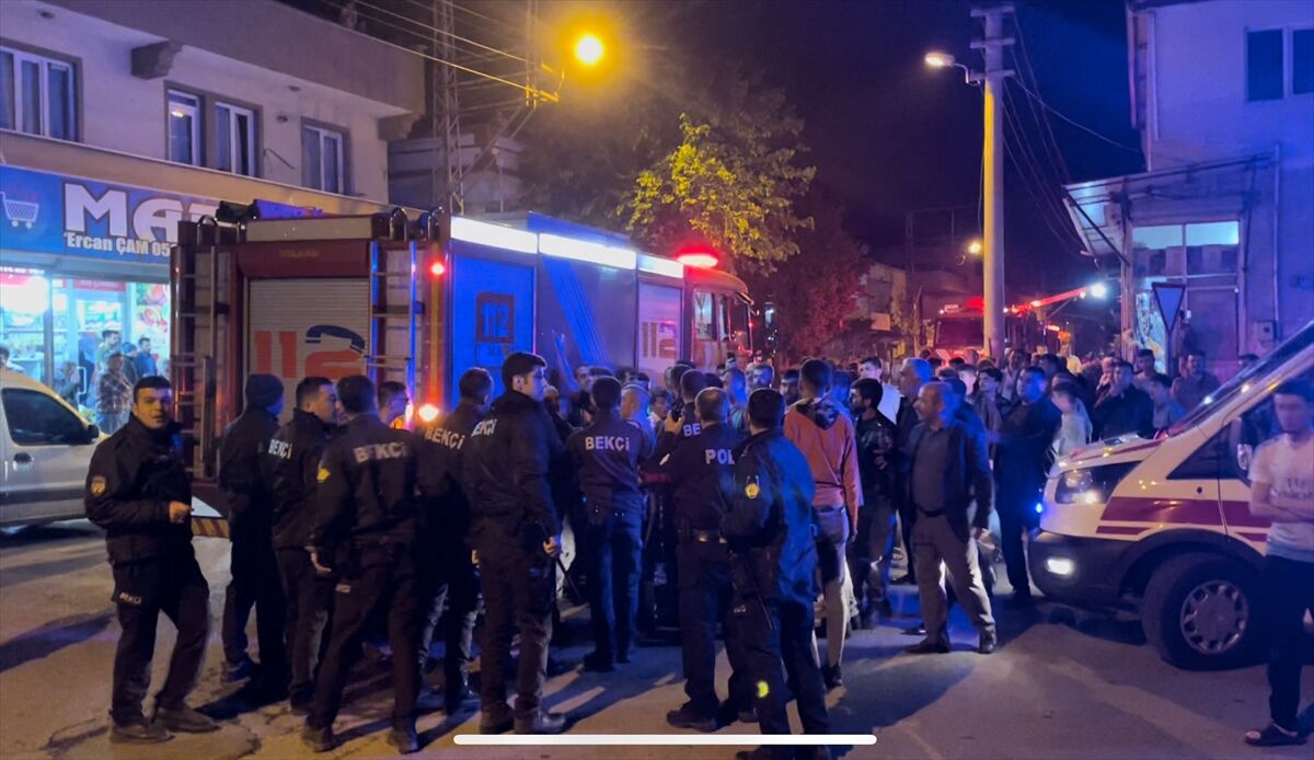 AA-20220505-27777797-27777794-KAHRAMANMARASTA_EVDE_CIKAN_YANGIN_HASARA_NEDEN_OLDU