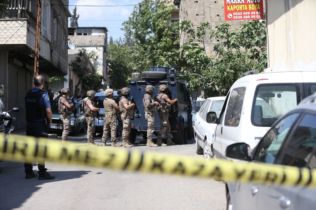 AA-20220610-28128780-28128775-KAHRAMANMARASTA_ELINDEKI_TUFEKLE_CEVREYI_RAHATSIZ_EDEN_KISI_GOZALTINA_ALINDI