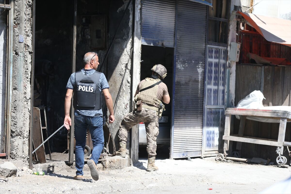AA-20220610-28128780-28128777-KAHRAMANMARASTA_ELINDEKI_TUFEKLE_CEVREYI_RAHATSIZ_EDEN_KISI_GOZALTINA_ALINDI