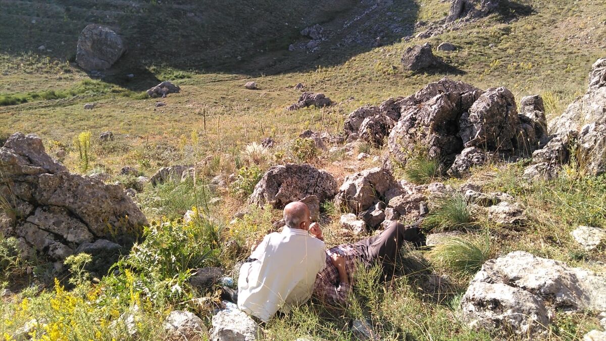 AA-20220716-28433704-28433702-KAHRAMANMARASTA_KAYALIKLARDAN_DUSEN_KISI_KURTARILDI