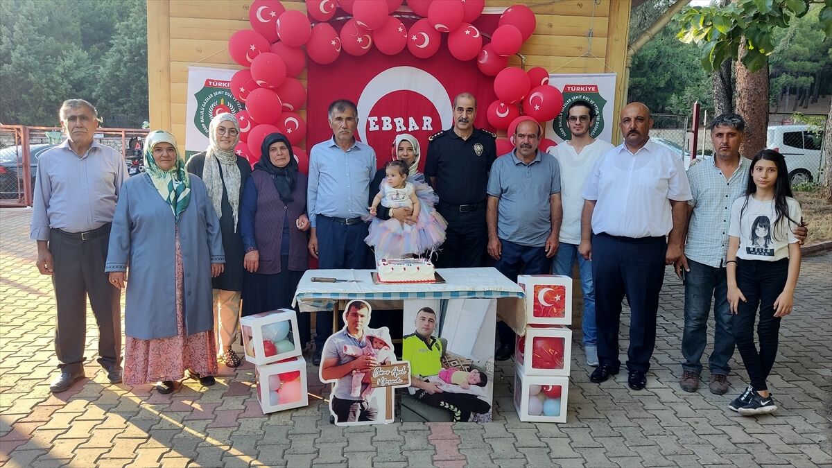 AA-20220718-28442283-28442279-KAHRAMANMARASTA_SEHIT_POLISIN_1_YASINA_GIREN_KIZINA_DOGUM_GUNU_SURPRIZI