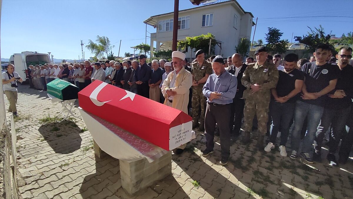 AA-20220724-28491513-28491511-KAHRAMANMARASTA_BARAJ_GOLETINE_DEVRILEN_OTOMOBILDE_OLENLERIN_CENAZESI_DEFNEDILDI