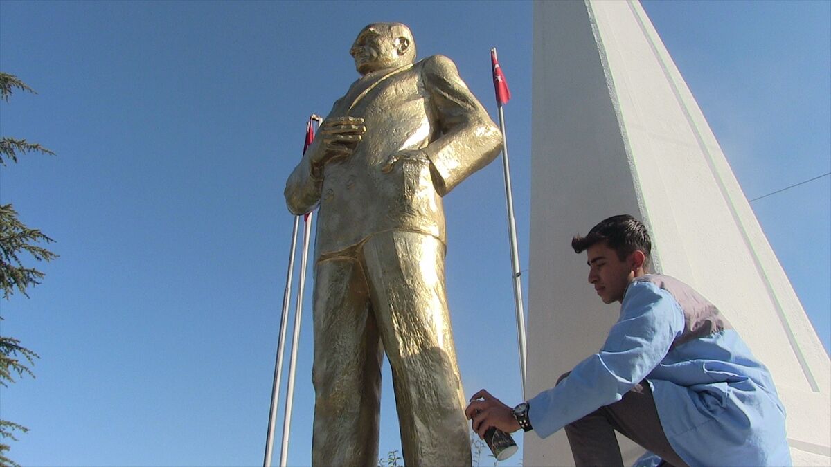 AA-20221007-29092559-29092552-KAHRAMANMARASTA_OGRENCILER_ATATURK_ANITINDA_CEVRE_DUZENLEMESI_YAPTI
