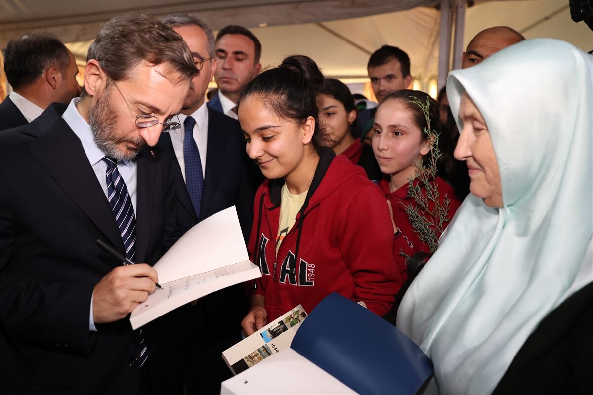 AA-20221014-29155462-29155460-CUMHURBASKANLIGI_ILETISIM_BASKANI_ALTUN_8_ULUSLARARASI_KITAP_VE_KULTUR_FUARININ_ACILISINA_KATILDI