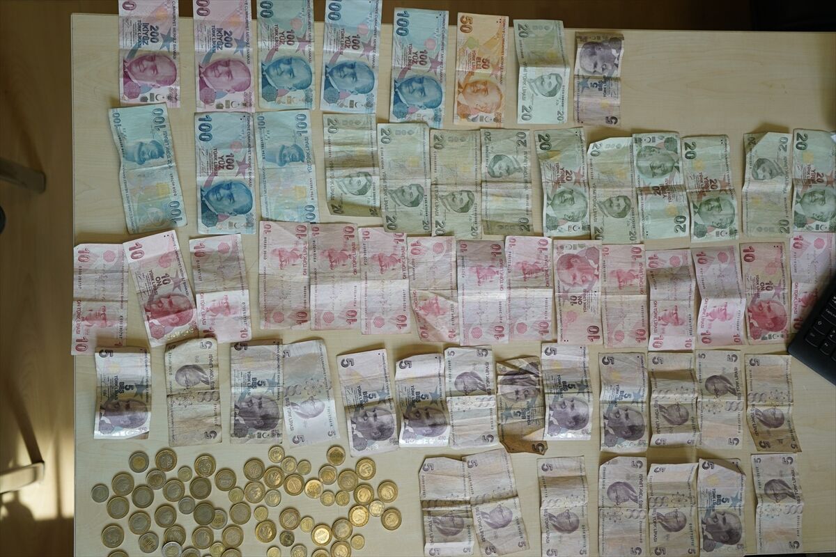 AA-20221018-29186636-29186633-KAHRAMANMARASTA_ZABITA_DENETIMINDE_DILENCININ_UZERINDEN_1555_LIRA_CIKTI