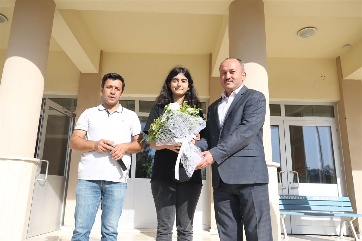 AA-20221024-29236147-29236141-OLIMPIYAT_SAMPIYONU_DURU_OZER_OGRETMENLERI_VE_ARKADASLARI_TARAFINDAN_COSKUYLA_KARSILANDI