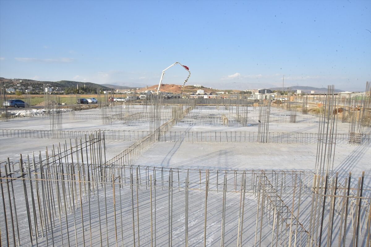 AA-20221107-29374492-29374487-TURKOGLUNDA_KUCUK_SANAYI_SITESININ_TEMELI_ATILDI