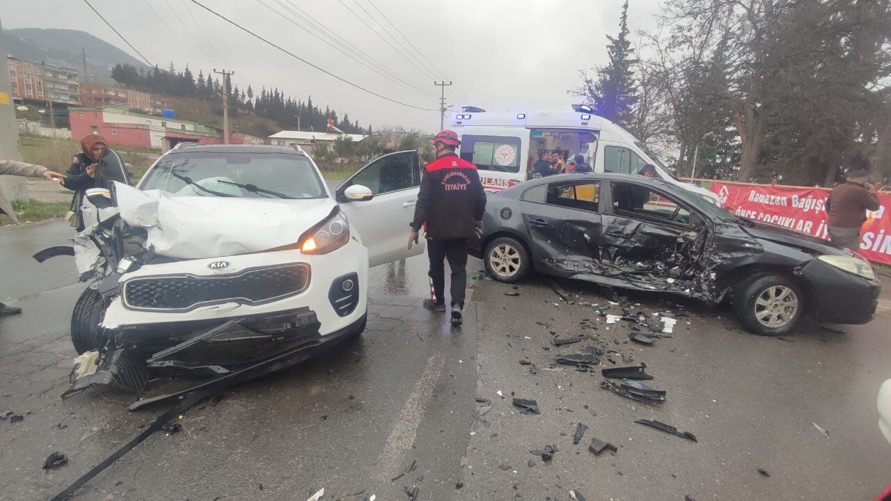 Kahramanmarasta Otomobiller Birbirine Girdi Cok Sayida Yarali Var1
